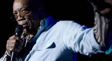 "Ele não ia querer que as coisas saíssem sem seus toques finais", disse Quincy Jones sobre álbum póstumo de Michael Jackson - AP