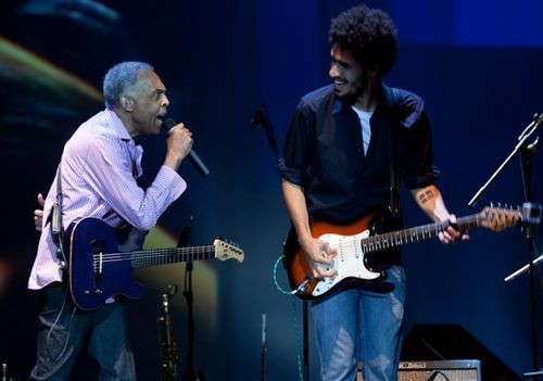 Gilberto Gil ao lado de Bruno Kayapy, guitarrista do trio Macaco Bong