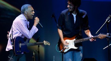 Gilberto Gil ao lado de Bruno Kayapy, guitarrista do trio Macaco Bong - Marcos Hermes