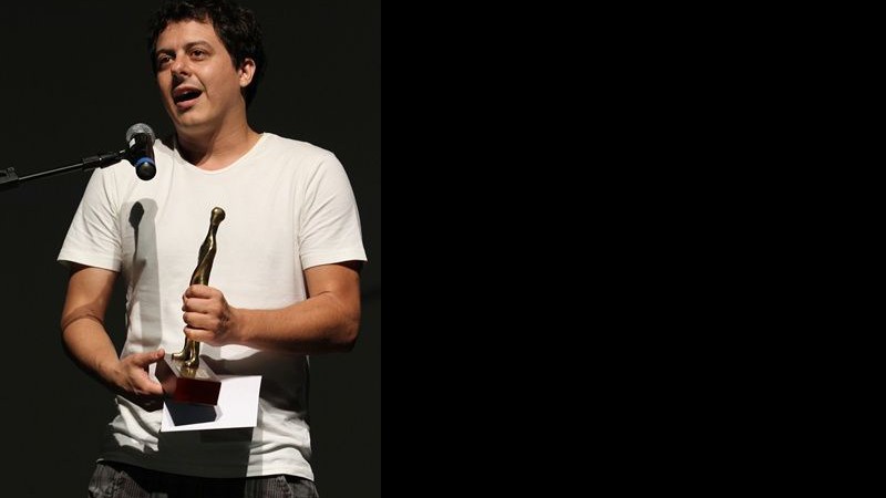 Sérgio Borges recebe prêmio por O Céu Sobre os Ombros