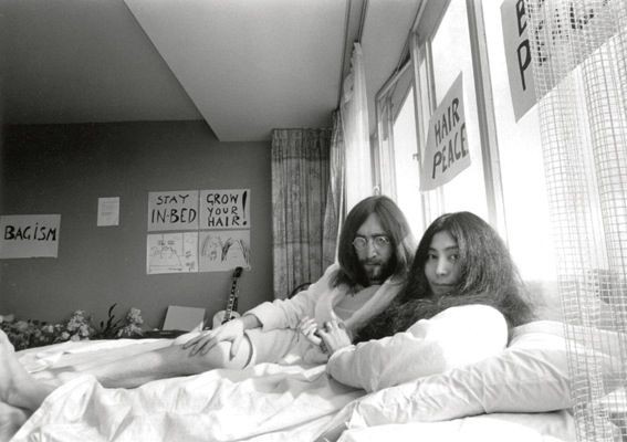 Lennon e Yoko em uma das muitas ações pacifistas que promoveram nos anos 70