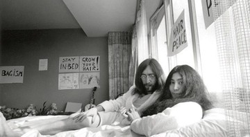 Lennon e Yoko em uma das muitas ações pacifistas que promoveram nos anos 70 - LENONO PHOTO ARCHIVE/DIVULGAÇA