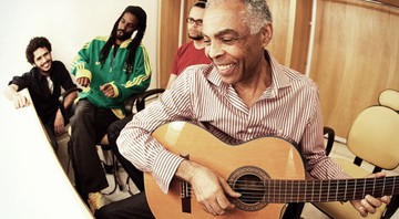 Gilberto Gil puxa as músicas ao violão para a alegria de Bruno Kayapy, Ynaiã Benthroldo e Ney Hugo (a partir da esq.) - MARCOS HERMES