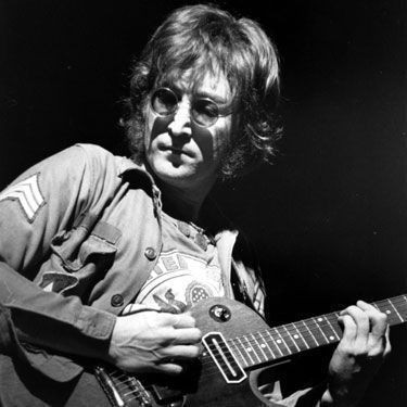 John Lennon no show One to One, concerto beneficente em favor de crianças com problemas mentais, no Madison Square Garden, em Nova York, em 30 de agosto de 1972