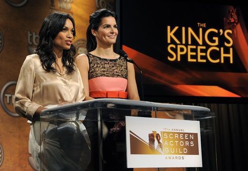 Rosario Dawson e Angie Harmon anunciando uma das indicações de O Discurso do Rei ao SAG Awards
