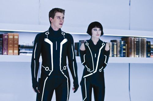 Garrett Hedlund e Olivia Wilde em cena de Tron: O Legado