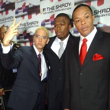 Eminem (esq), 50 Cent (centro) e Dr. Dre, que colaboraram em "Syllables" junto a Jay-Z e outros