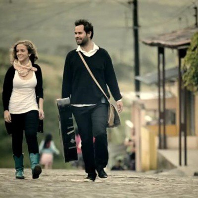 Laura Lavieri e Marcelo Jeneci em cena do clipe de "Felicidade"