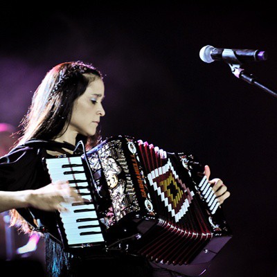 Julieta Venegas executou sucessos em show durante o festival