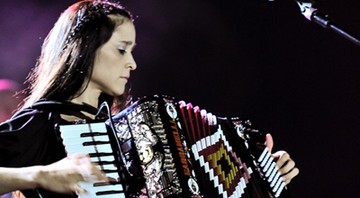 Julieta Venegas executou sucessos em show durante o festival - Foto: Fernando Hiro/Divulgação