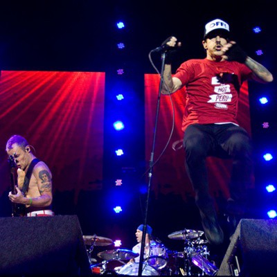 O baixista Flea e o vocalista Anthony Kiedis dão inícios aos trabalhos do Red Hot Chili Peppers na Arena Anhembi na noite desta quarta, 21