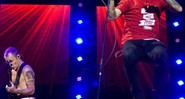 O baixista Flea e o vocalista Anthony Kiedis dão inícios aos trabalhos do Red Hot Chili Peppers na Arena Anhembi na noite desta quarta, 21 - Marcos Hermes