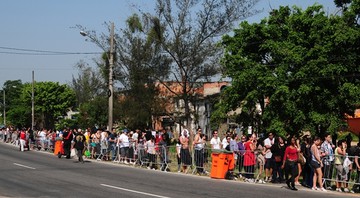 Público aguarda na fila para entrar no Rock in Rio. Apesar da previsão, sol está forte na Barra da Tijuca, onde fica a Cidade do Rock - Carolina Vianna