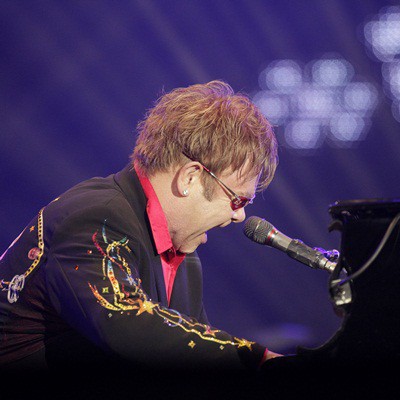 Elton John começou show no Rock in Rio com "Saturday Night's Alright for Fighting"