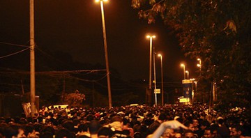 Público se aglomera na mal escoada saída da Cidade do Rock - Carolina Vianna