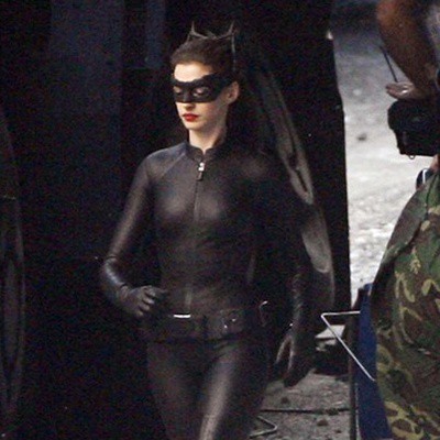 Anne Hathaway trajada como Mulher-Gato no último sábado, 24, no set de Batman: O Cavaleiro das Trevas Ressurge, em Los Angeles.