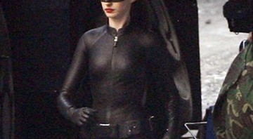 Anne Hathaway trajada como Mulher-Gato no último sábado, 24, no set de Batman: O Cavaleiro das Trevas Ressurge, em Los Angeles. - Reprodução/Celebrity Gossip