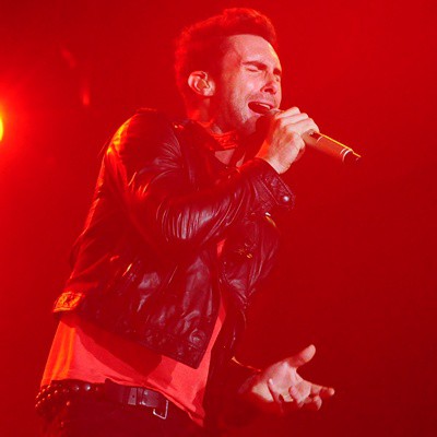 A banda Maroon 5 abriu o show deste sábado, 1, no Palco Mundo com "Moves Like Jagger". Liderado pelo vocalista Adam Levine, o grupo fez um setlist que revisitou os sucessos antigos e novos do grupo, como "Sunday Morning" e "Hands All Over"