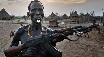 SÍMBOLO DE PRESTÍGIO Biau Berimu, da tribo karo, empunha seu AK-47: a arma é essencial para a defesa do rebanho - Érico Hiller
