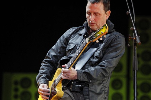 Mike McCready esbanjou solos durante o primeiro show da turnê Pearl Jam Twenty no Brasil