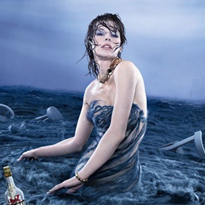 Milla Jovovich é a estrela do calendário 2012 de marca de bebidas; página de junho - Foto: Dimitri Daniloff