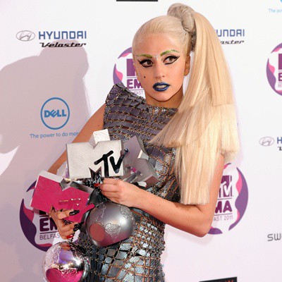 Lady Gaga com os prêmios que recebeu no EMA 2011