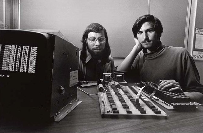 TIME DOS SONHOS Steve Wozniak, o engenheiro, e Steve Jobs, o visionário, com o Apple I em 1976