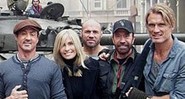 Os atores Sylvester Stallone, Chuck Norris e Dolph Lundgren junto a membros da equipe do filme - Foto: Reprodução