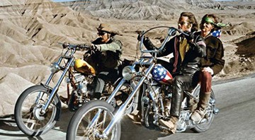 CORRIDA FÁCIL Dennis Hopper, Peter Fonda e Luke Askew (na garupa), em cena de Easy Rider – Sem Destino, de 1969 - PHOTOFEST/EASYIX BRASIL
