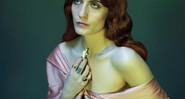 <b>ETÉREA </b> Florence Welch: o “drama” da vida se transforma em música - NADAV KANDER