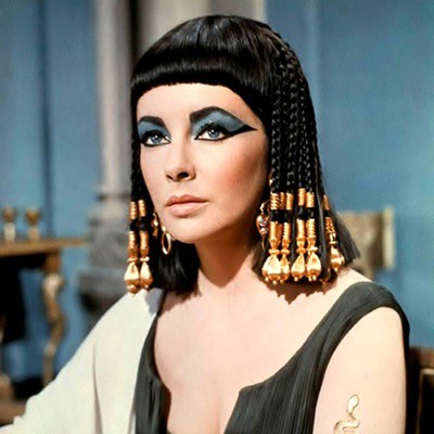 Elizabeth Taylor: peruca usada pela atriz em Cleópatra está em leilão