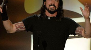 Dave Grohl explica que o Foo Fighters quer diretores novatos por trás dos clipes do novo disco da banda - AP