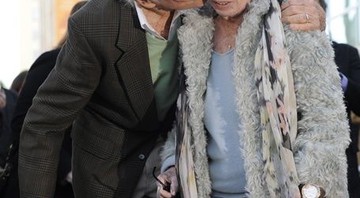 Lee beija sua esposa, Joan Lee, após receber a estrela - AP