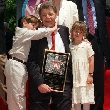 David Nelson posa para foto ao lado do neto, Michael Woolery, e uma amiga da família, na cerimônia em que ganhou uma estrela na Calçada da Fama: ator morreu aos 74 anos