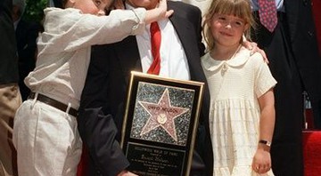 David Nelson posa para foto ao lado do neto, Michael Woolery, e uma amiga da família, na cerimônia em que ganhou uma estrela na Calçada da Fama: ator morreu aos 74 anos - AP