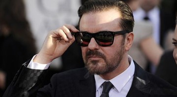 Ricky Gervais, o mestre de cerimônias da noite, chegando para apresentar a premiação - AP