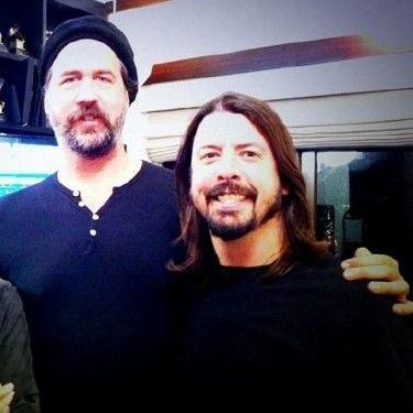 Krist Novoselic ao lado de Dave Grohl: ex-companheiros de Nirvana gravaram juntos para o novo álbum do Foo Fighters