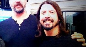 Krist Novoselic ao lado de Dave Grohl: ex-companheiros de Nirvana gravaram juntos para o novo álbum do Foo Fighters - Reprodução/Twitter Foo Fighters