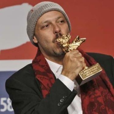 José Padilha, com o Urso de Ouro que ganhou por Tropa de Elite, em 2008: diretor será jurado do Festival de Sundance