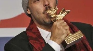 José Padilha, com o Urso de Ouro que ganhou por <i>Tropa de Elite</i>, em 2008: diretor será jurado do Festival de Sundance - AP
