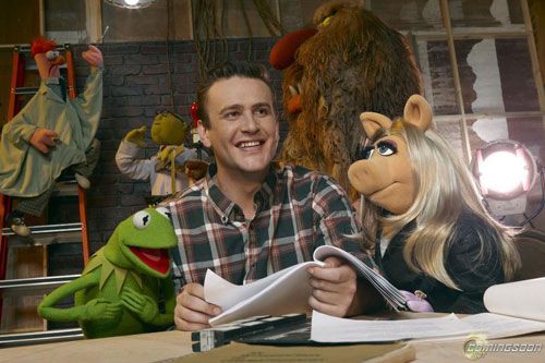 Jason Segel aparece com Caco e Miss Piggy em nova imagem de The Muppets