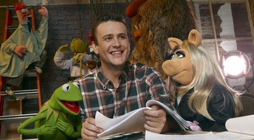 Jason Segel aparece com Caco e Miss Piggy em nova imagem de The Muppets - Reprodução/Coming Soon
