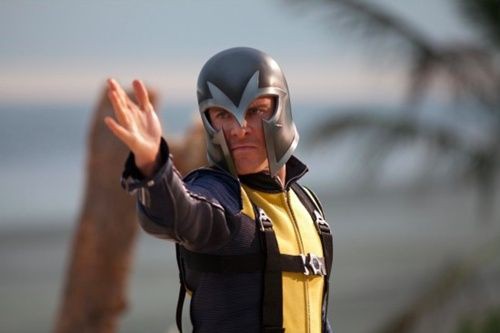 Erik Lehnsherr, interpretado por Michael Fassbender, usando seu uniforme de Magneto