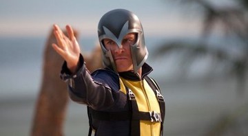 Erik Lehnsherr, interpretado por Michael Fassbender, usando seu uniforme de Magneto - Reprodução/Slash Film