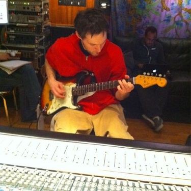 Josh Klinghoffer em estúdio gravando o novo do Red Hot Chili Peppers