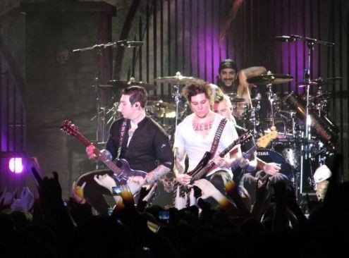 Avenged Sevenfold em show de 2010: Arin Ilejay entra no lugar de Mike Portnoy como baterista