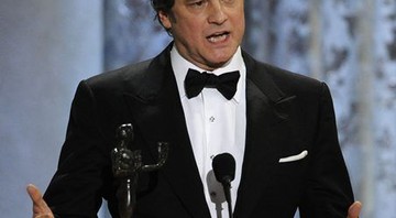 Colin Firth recebendo o prêmio de melhor ator no SAG Awards - AP