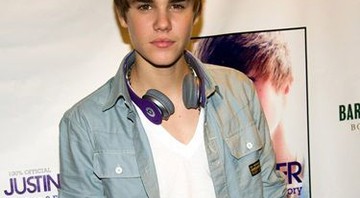 Justin Bieber finalmente conhece o Prícipe das Trevas durante gravação de comercial - AP
