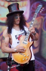 Slash diz que se Axl Rose pedisse desculpas, uma reunião com o Guns N' Roses seria considerada
