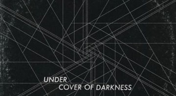 O site <i>Amazon</i> divulgou um trecho da música "Under Cover of Darkness" e a capa do single - Reprodução